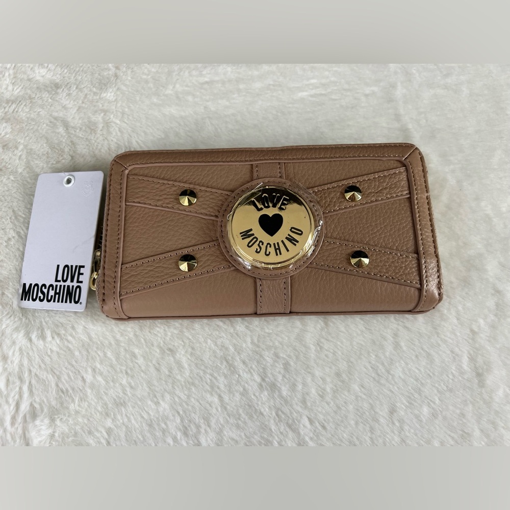 NWT Love Moschino Wallet Zip Around Stud Logo Natural Grain Taupe Gold Detail